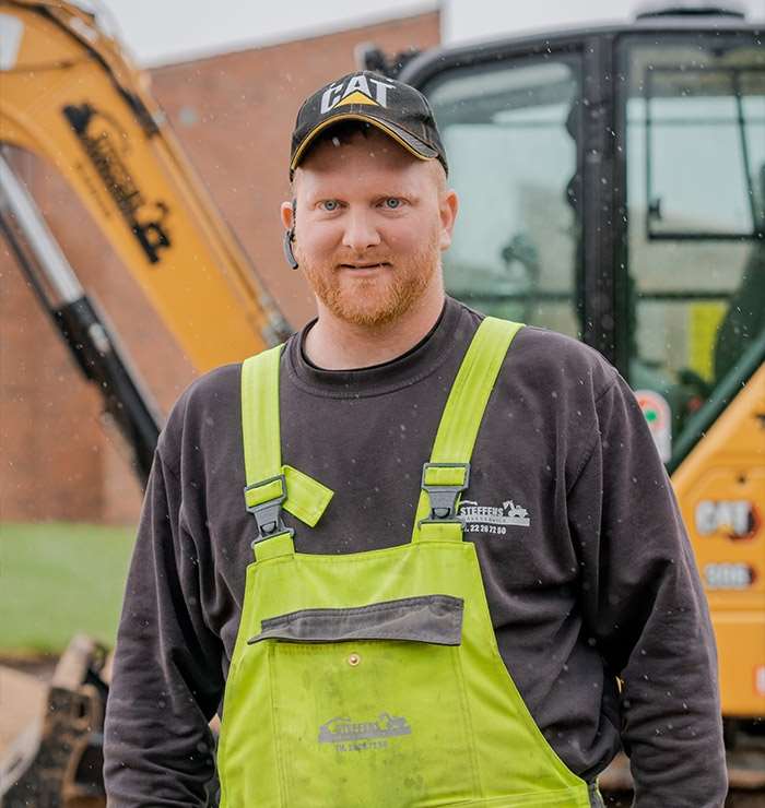 Som Entreprenør står Steffens graveservice altid klar, til at varetage dine opgaver. Om det er gravearbejde, ny indkørsel eller måske en nedrivning, garanterer vi altid høj kvalitet og god kundeservice. Vi er eksperter inden for al jordarbejde, samt flise